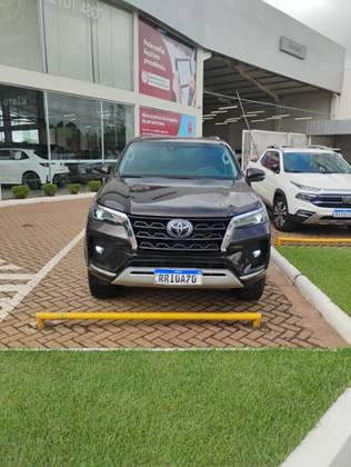 TOYOTA HILUX SW4 2.8 D-4D TURBO DIESEL SRX 7L 4X4 AUTOMÁTICO